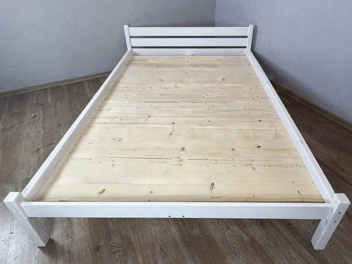 Кровать Классика сосновая сплошное основание 140х190 белого цвета - лучшие Кровати для спальни в INMYROOM