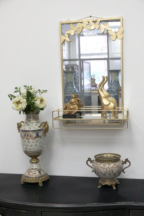 Зеркало настенное золотого цвета с полкой - лучшие Настенные зеркала в INMYROOM