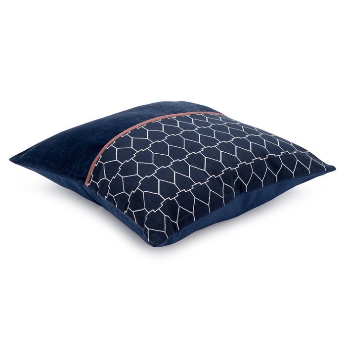 Чехол на подушку из хлопкового бархата с геометрическим принтом Ethnic 45х45 темно-синего цвета - купить Чехлы для подушек по цене 1990.0