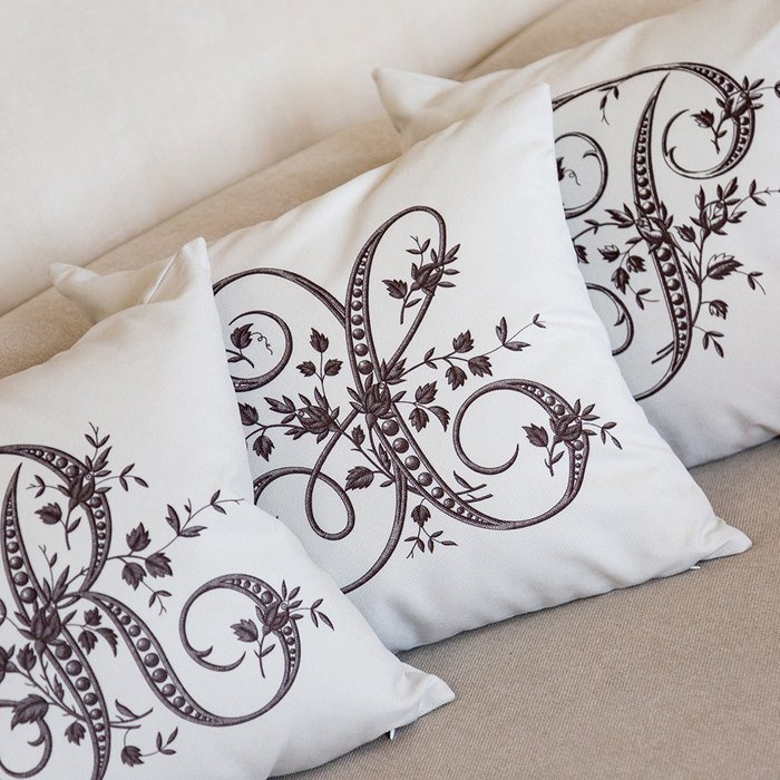 Декоративная подушка Азбука мечты буква L белого цвета - лучшие Декоративные подушки в INMYROOM