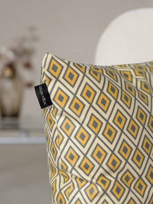 Декоративная подушка Lira 45х45 желто-серого цвета - лучшие Декоративные подушки в INMYROOM