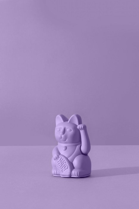 Декоративная фигурка-статуэтка Lucky Cat Mini лилового цвета - лучшие Фигуры и статуэтки в INMYROOM