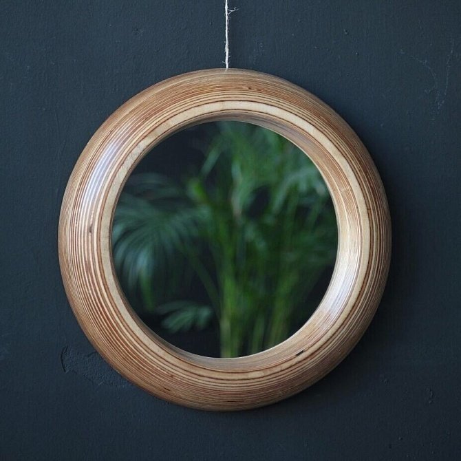 Зеркало Round в деревянной раме