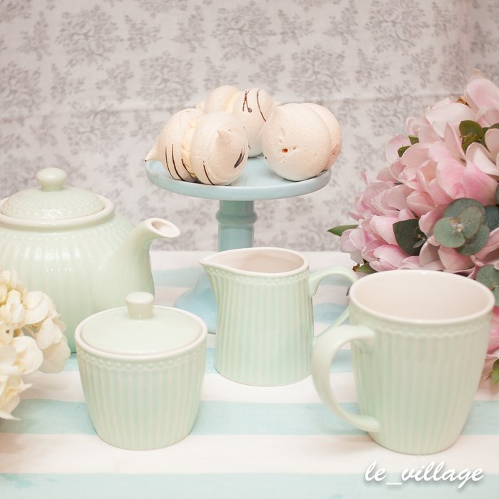 Кружка Alice pale green из фарфора - лучшие Чашки в INMYROOM Кружка Alice pale green из фарфора - лучшие Чашки в INMYROOM