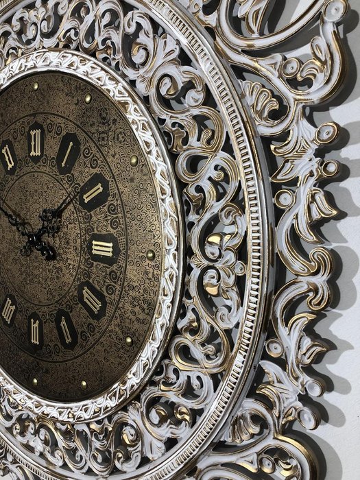 Настенные часы Viktor L бело-бронзового цвета - лучшие Часы в INMYROOM