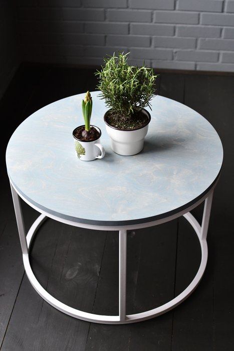 Кофейный стол Ply бело-голубого цвета - лучшие Кофейные столики в INMYROOM