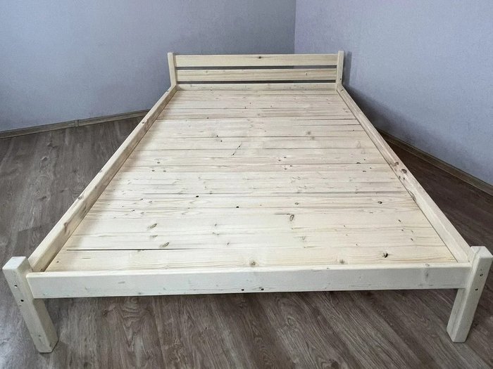 Кровать Классика сосновая сплошное основание 140х190 бежевого цвета - лучшие Кровати для спальни в INMYROOM