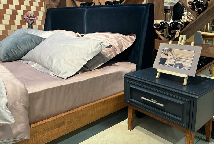 Кровать Сакраменто 140x200 с темно-синим изголовьем без основания - лучшие Кровати для спальни в INMYROOM