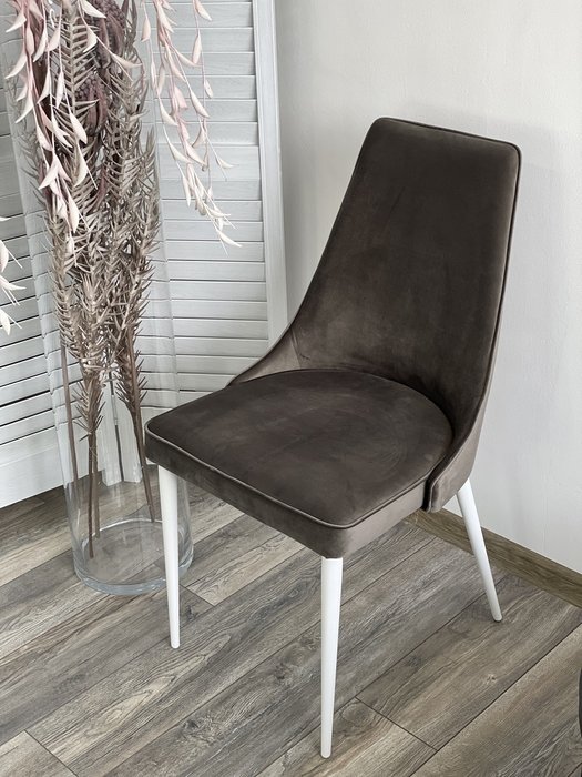 Стул Nepal темно-серого цвета с белыми ножками - купить Обеденные стулья по цене 7000.0