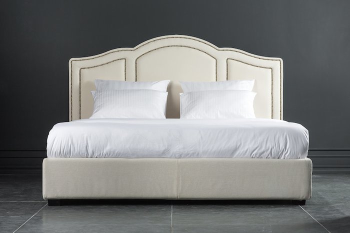 Кровать Сандерленд с изголовьям декорированным металлическими клёпками 160х200 см - купить Кровати для спальни по цене 94500.0