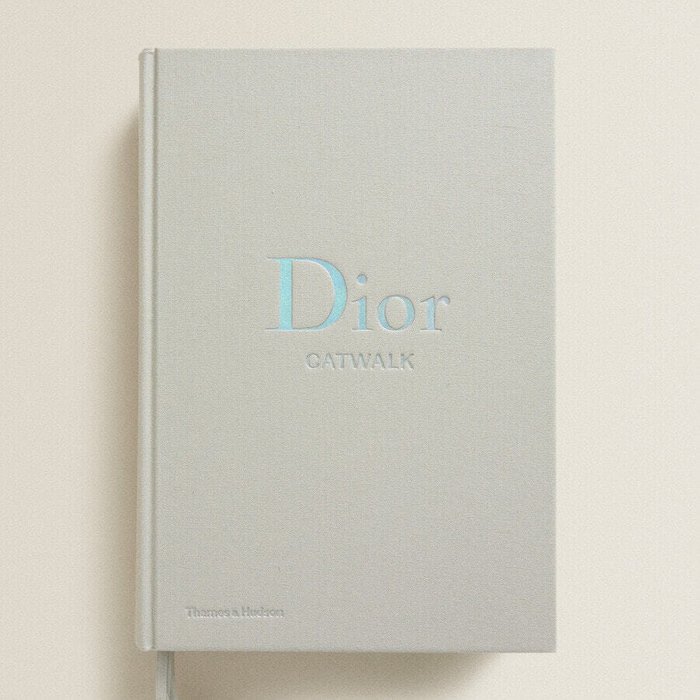 Держатели для книг и журналов Подиумная книга Dior Держатели для книг и журналов Подиумная книга Dior