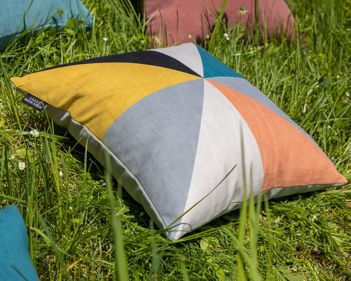 Декоративная подушка Multi с геометричным рисунком - лучшие Декоративные подушки в INMYROOM