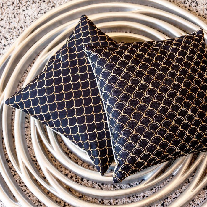 Интерьерная подушка Чешуйки черного цвета - лучшие Декоративные подушки в INMYROOM