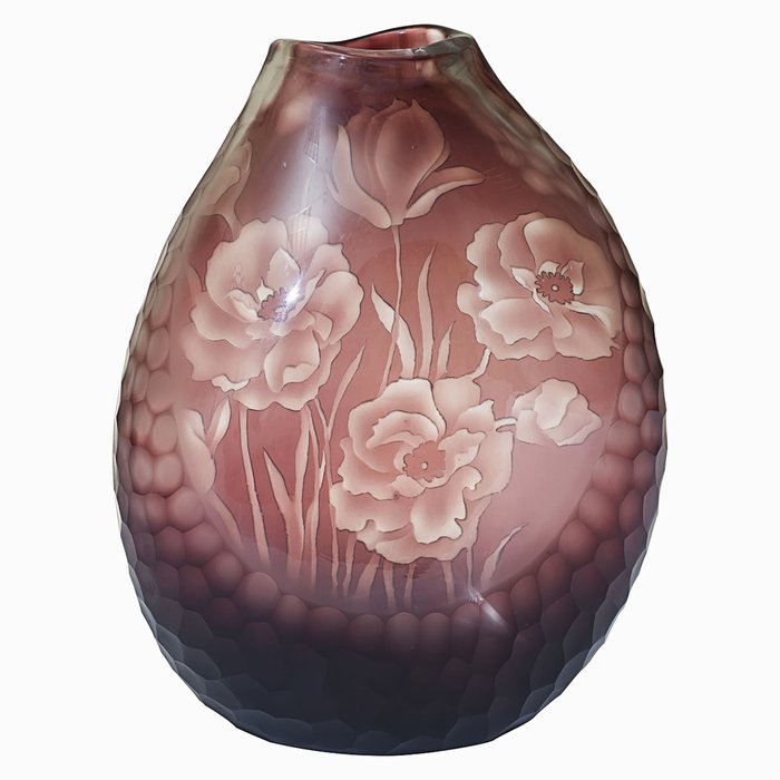 Стеклянная ваза с ручной огранкой