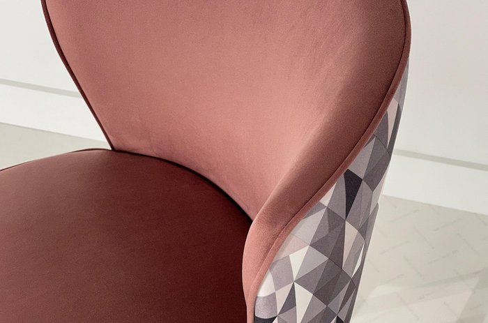Стул Адам коричнево-розового цвета с белыми ножками - лучшие Обеденные стулья в INMYROOM