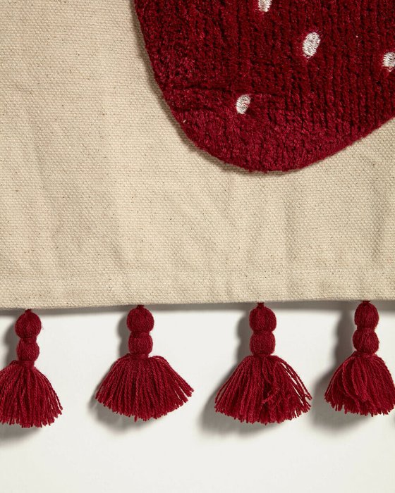 Гобелен Amarantha с красной клубникой и кисточками белого цвета  - лучшие Декор стен в INMYROOM