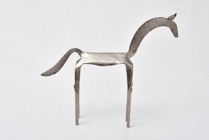 Металлическая статуэтка Лошадь M светло-серого цвета