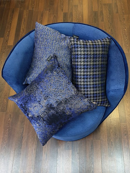 Декоративная подушка Milano Indigo синего цвета - купить Декоративные подушки по цене 2578.0