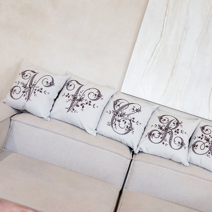 Декоративная подушка Азбука мечты буква G белого цвета - лучшие Декоративные подушки в INMYROOM