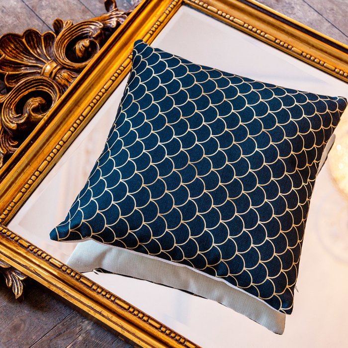 Интерьерная подушка Чешуйки изумрудного цвета - лучшие Декоративные подушки в INMYROOM