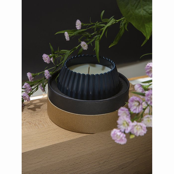 Свеча ароматическая Vetiver & black cypress синего цвета - лучшие Свечи в INMYROOM