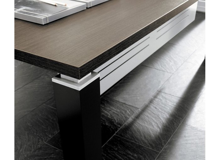 Дизайнерский стол Tao темное дерево (с перегородкой) - лучшие Офисные столы в INMYROOM
