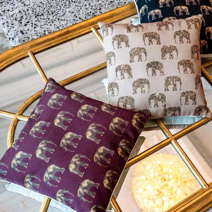 Интерьерная подушка Группа слонов бежевого цвета - лучшие Декоративные подушки в INMYROOM