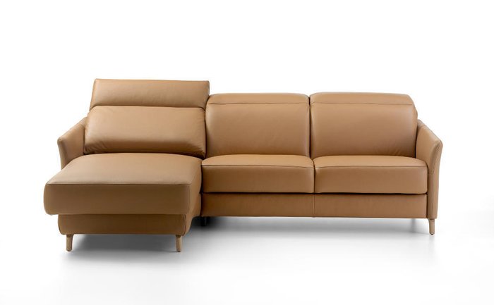 Угловой кожаный диван с кушеткой Minerva коричневого цвета - лучшие Угловые диваны в INMYROOM