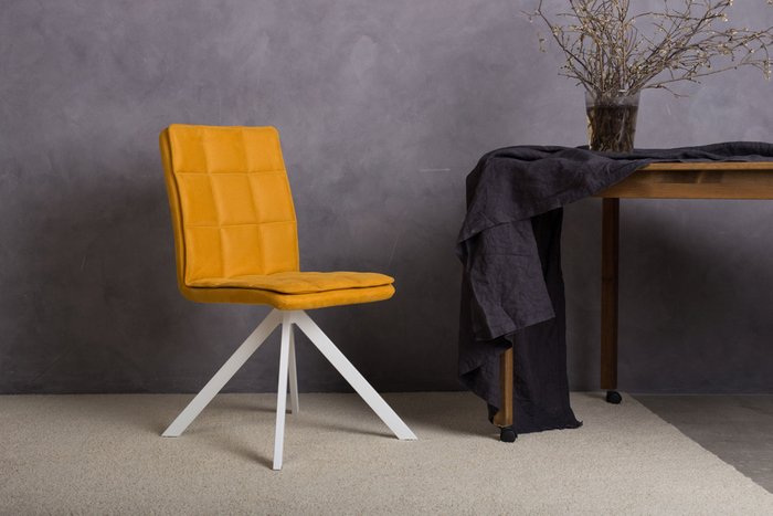 Стул с поворотным механизмом Vela горчичного цвета  - лучшие Обеденные стулья в INMYROOM