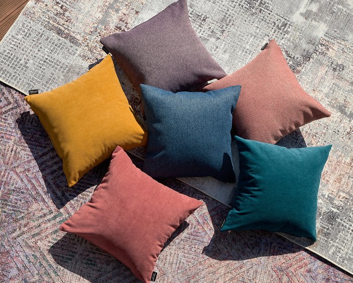 Декоративная подушка Apollo coral кораллового цвета - лучшие Декоративные подушки в INMYROOM