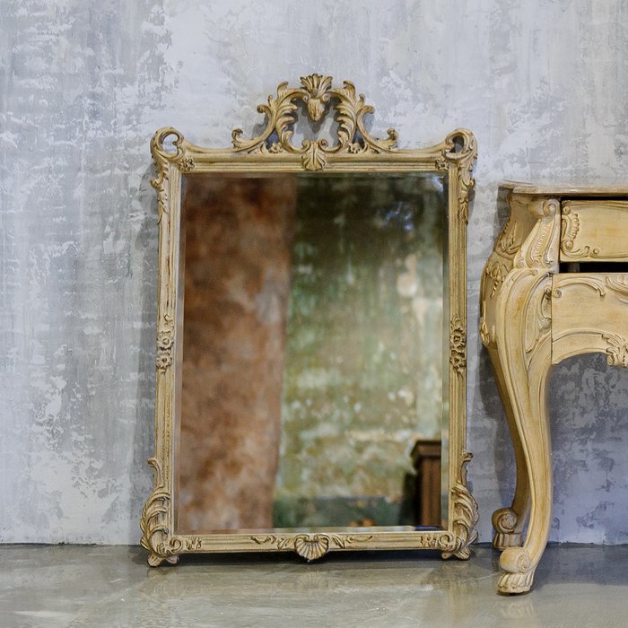Настенное зеркало Манон в раме бежевого цвета - лучшие Настенные зеркала в INMYROOM