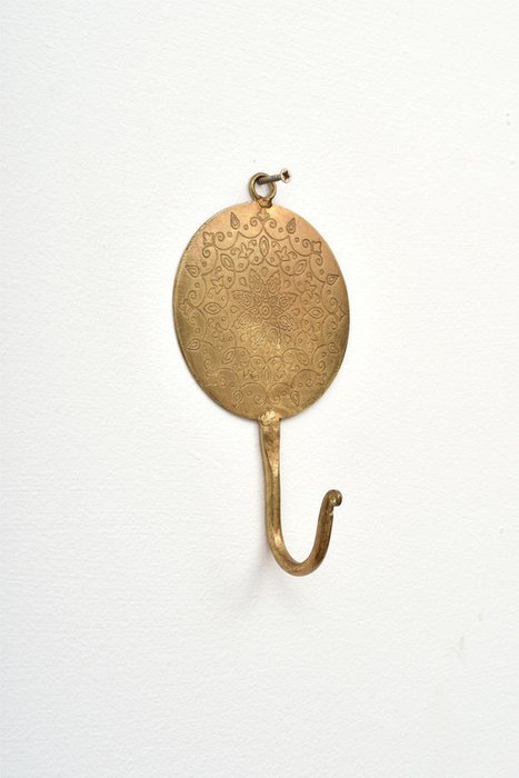 Металлический настенный крючок бронзового цвета с гравировкой