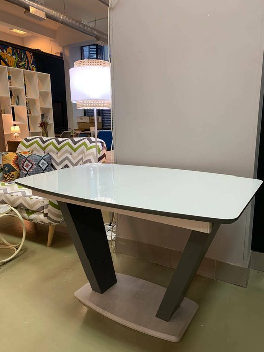 Раздвижной обеденный стол Петир бело-серого цвета - купить Обеденные столы по цене 18330.0