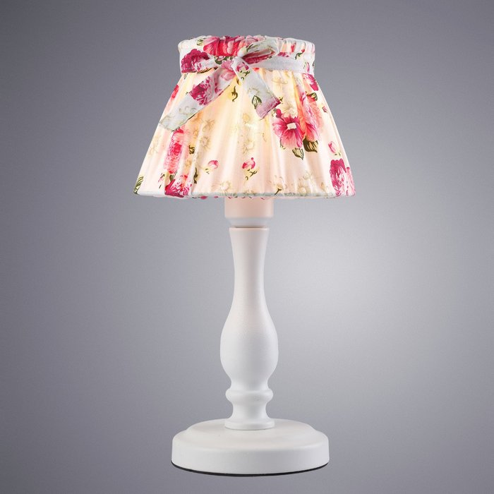 Настольная лампа белого цвета с цветным абажуром - купить Настольные лампы по цене 2790.0
