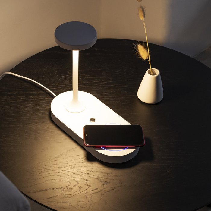 Лампа настольная с USB разъемом и функцией беспроводной зарядки устройств Ceres белого цвета - купить Настольные лампы по цене 27982.0