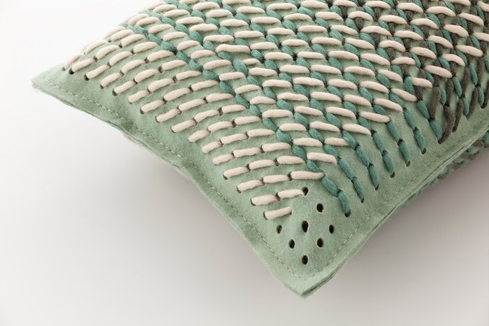 Подушка Canevas Geo Green зеленого цвета - купить Декоративные подушки по цене 13990.0