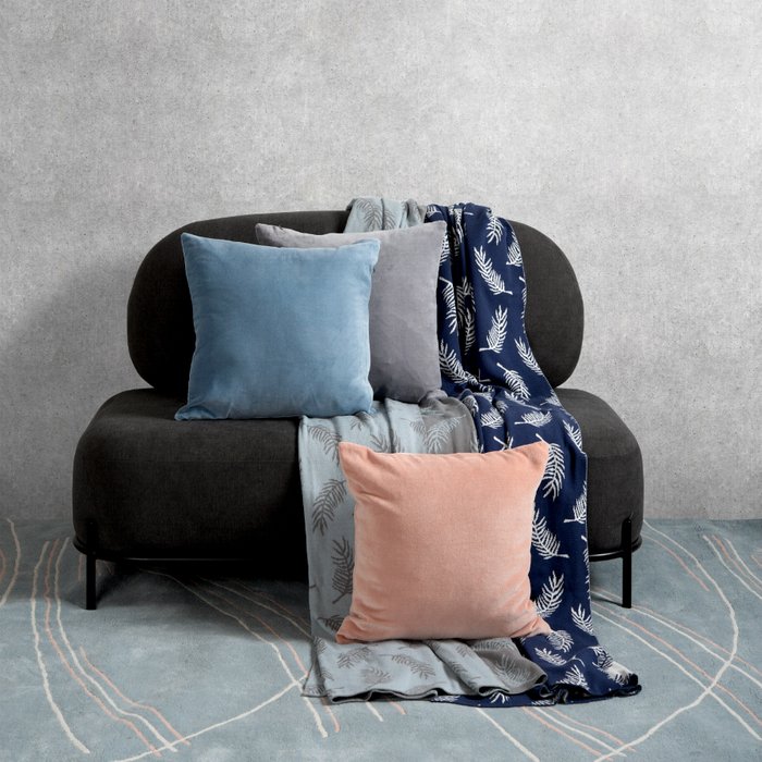 Подушка декоративная Essential из хлопкового бархата светло-синего цвета - купить Декоративные подушки по цене 3190.0