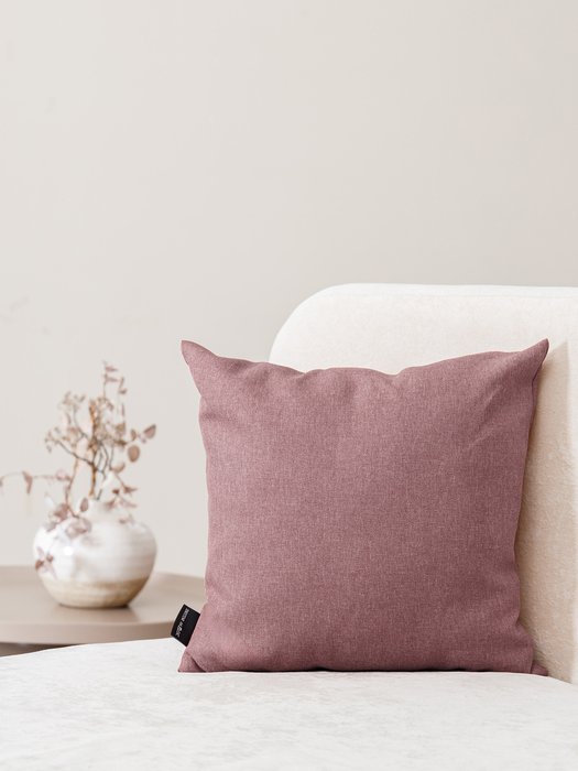 Декоративная подушка розового цвета - лучшие Декоративные подушки в INMYROOM