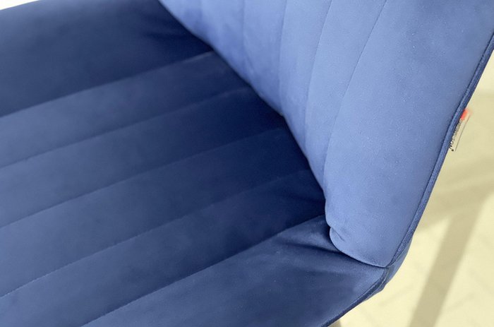 Стул Лари темно-синего цвета с белыми ножками - лучшие Обеденные стулья в INMYROOM