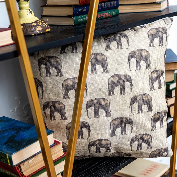 Интерьерная подушка Группа слонов в бежевом 45х45 - лучшие Декоративные подушки в INMYROOM