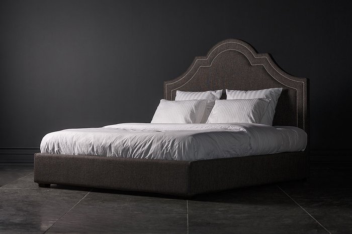 Кровать Солфорд с изголовьям декорированным металлическими клёпками 160х200 см - лучшие Кровати для спальни в INMYROOM