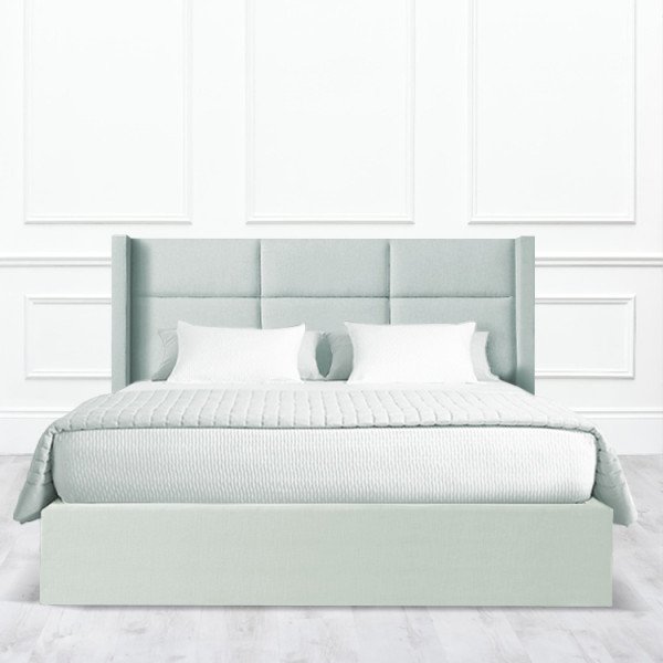 Кровать Corona из массива с обивкой бледно-зеленого цвета