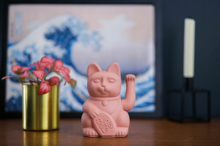 Декоративная фигурка-статуэтка Lucky Cat M розового цвета - купить Фигуры и статуэтки по цене 2513.0