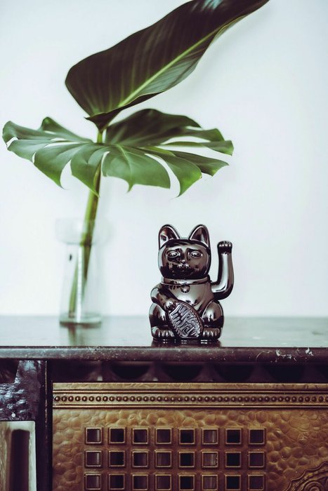 Декоративная фигурка-статуэтка Lucky Cat M ярко-черного цвета - купить Фигуры и статуэтки по цене 4338.0