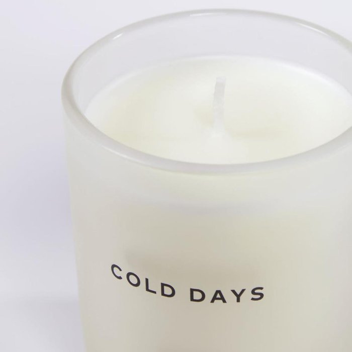 Ароматическая свеча Cold Days белого цвета - купить Свечи по цене 1390.0