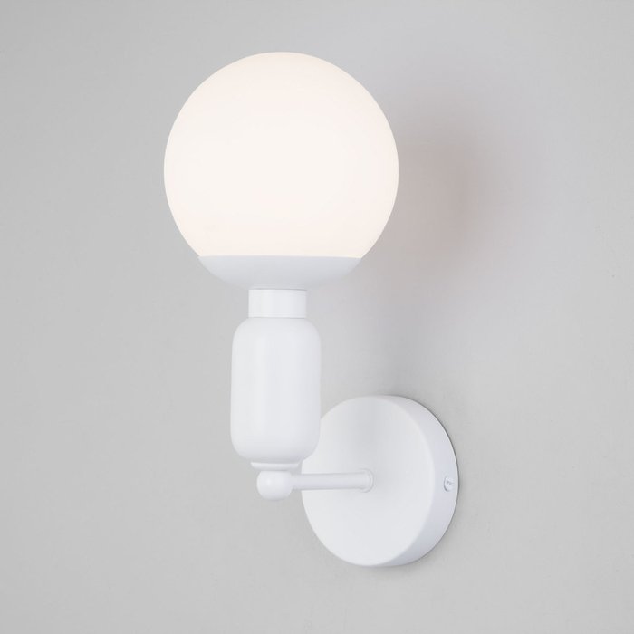 Настенный светильник Bubble белого цвета со стеклянным плафоном 