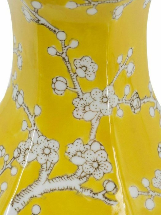 Фарфоровая ваза желто-белого цвета - лучшие Вазы  в INMYROOM