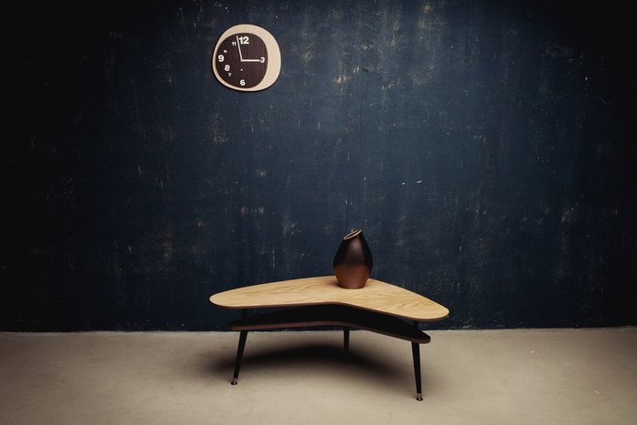 Журнальный столик Бумеранг с полкой темно-коричневого цвета  - лучшие Журнальные столики в INMYROOM