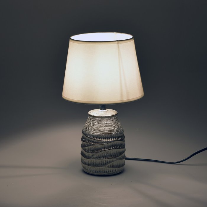 Лампа настольная с белым абажуром  - купить Настольные лампы по цене 3900.0
