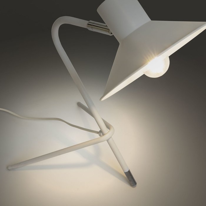 Настольная лампа Neimann из белого металла - лучшие Настольные лампы в INMYROOM